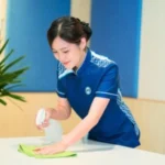 รูปพนักงานทำความสะอาด กำลังให้บริการทำความสะอาด อย่างงมืออาชีพ จากกลุ่มบริษัท ไอเอฟเอส ฟาซิลิตี้ เซอร์วิสเซส