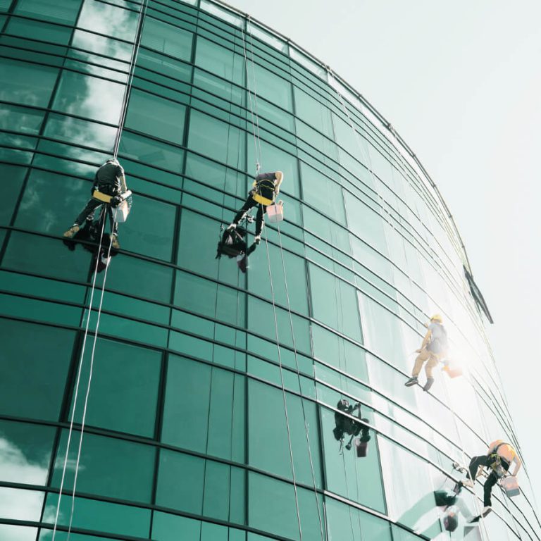 พนักงานบริษัทไอเอฟเอส กำลังให้บริการทำความสะอาดที่สูง ซึ่งเป็นหนึ่งในบริการที่เราเชี่ยวชาญและได้รับมาตรฐานการอบรม IRATA