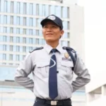 รูปพนักงานรักษาความปลอดภับที่ยืนให้บริการอย่างมีระเบียบวินัย ของ กลุ่มบริษัท ไอเอฟเอส ฟาซิลิตี้ เซอร์วิสเซส