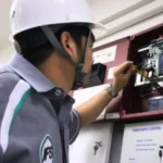 รูปช่างเทคนิคกำลังให้บริการตรวจสอบความผิดปกติของระบบไฟฟ้าในองค์กร เป็นส่วนหนึ่งของบริการเทคนิคและวิศวกรรม ของ กลุ่มบริษัท ไอเอฟเอส ฟาซิลิตี้ เซอร์วิสเซส