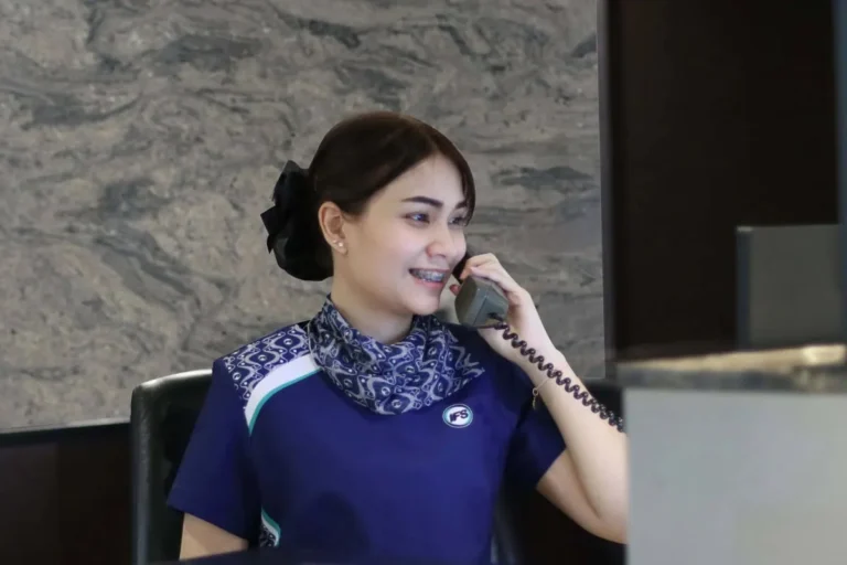 รับพนักงานผู้หญิงกำลังรับสายโทรศัพท์คุยกับลูกค้า โดยพนักงานเป็นพนักงานที่กลุ่มบริษัท ไอเอฟเอส จัดหาให้ซึ่งเป็นหนึ่งในบริการรับเหมาแรงงาน ของกลุ่มบริษัท ไอเอฟเอส