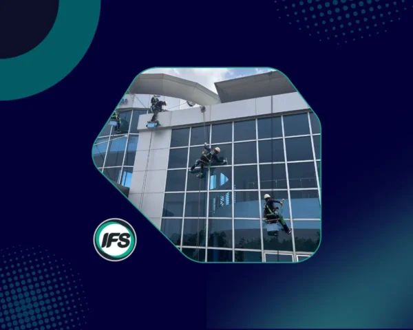 รูปพนักงานทำความสะอาดที่สูงจากบริการทำความสะอาดที่สูง จากบริษัท ไอเอฟเอส ฟาซิลิตี้ เซอร์วิสเซส ให้บริการโดยทีมงานมืออาชีพ