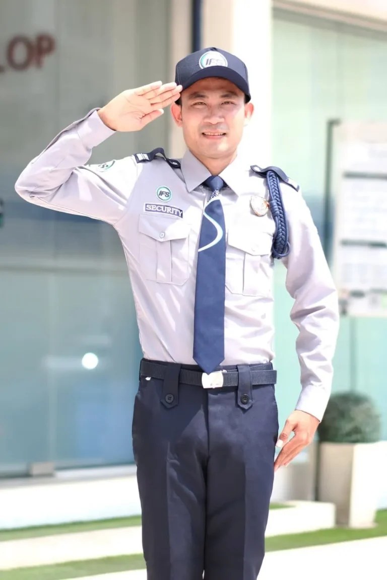 พนักงานรักษาความปลอดภัยจากบริษัท ไอเอฟเอส กำลังให้บริการอย่างตั้งใจ โปร่งใส และซื่อสัตย์