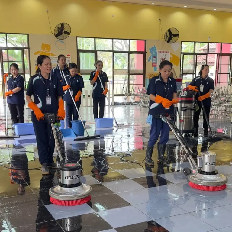 ทีมงานทำความสะอาดกำลังขัดพื้นภายในอาคารด้วยเครื่องขัดพื้น สำหรับงานทำความสะอาดพื้นที่ใช้งานขนาดใหญ่ กับบริการ big cleaning จากบริษัท ไอเอฟเอส