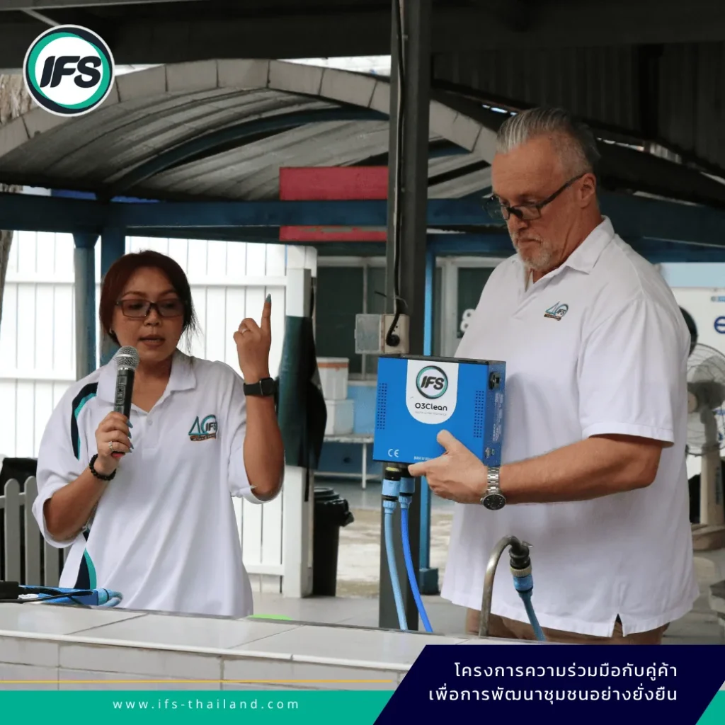 ผู้แทนบริษัท IFS Facility Services สาธิตและอธิบายการใช้งานเทคโนโลยี O3 Clean ด้านสุขอนามัย ในโครงการ Customer & Community Partnership Program เพื่อการพัฒนาชุมชนอย่างยั่งยืน