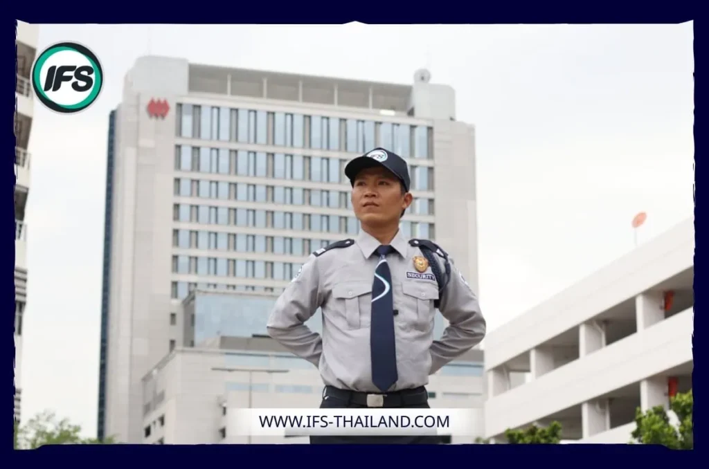 พนักงานรักษาความปลอดภัยของ IFS ยืนปฏิบัติหน้าที่หน้าอาคารสำนักงาน แสดงถึงความพร้อมและมาตรฐานการรักษาความปลอดภัย