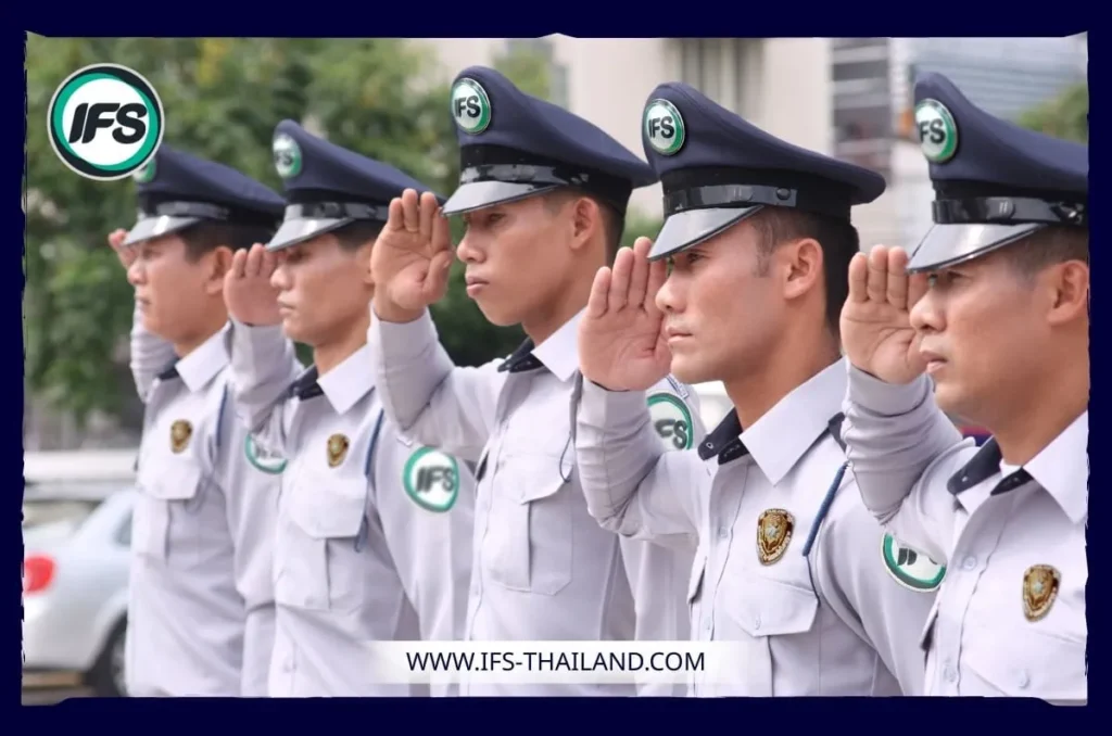 ทีมพนักงานรักษาความปลอดภัยของ IFS ในเครื่องแบบ กำลังเข้าแถวทำความเคารพ แสดงถึงความมีวินัยและมาตรฐานการปฏิบัติงาน