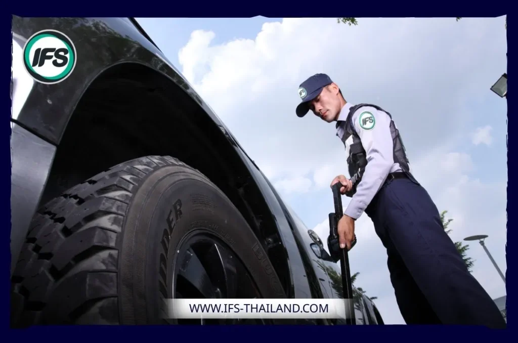 พนักงานรักษาความปลอดภัยของ IFS กำลังตรวจสอบยานพาหนะบริเวณลานจอดรถ เพื่อดูแลความปลอดภัยภายในพื้นที่