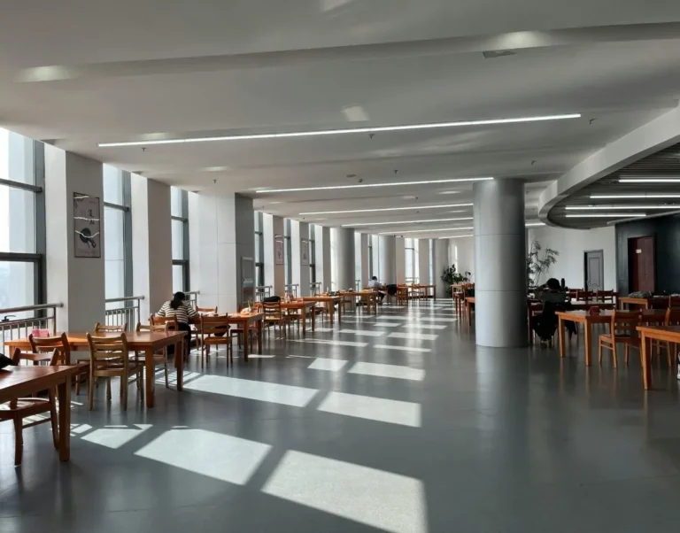 พื้นที่ภายในอาคารที่สะอาด เป็นระเบียบ สื่อถึงบริการป้องกันและกำจัดแมลงบินในสถานประกอบการ