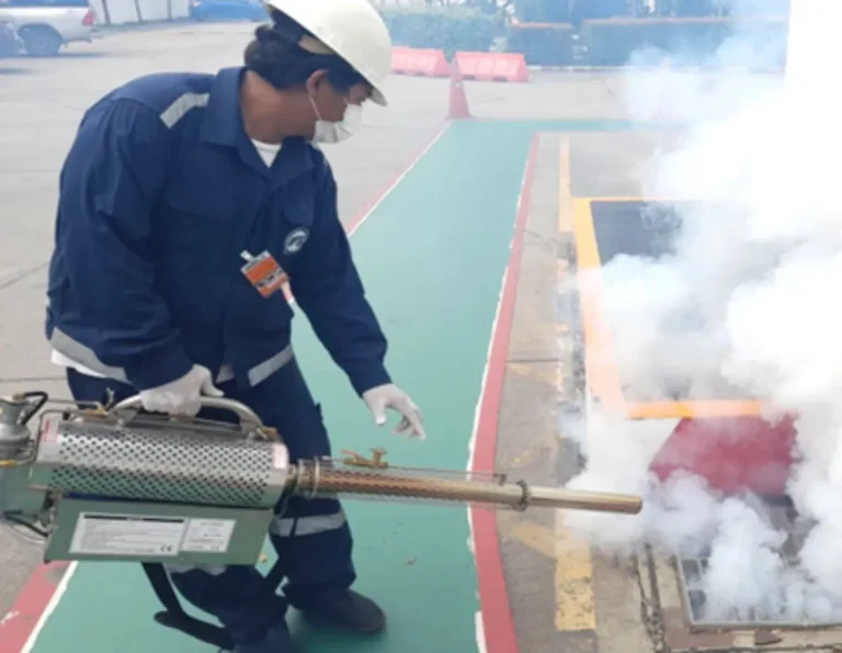 เจ้าหน้าที่กำลังพ่นหมอกควันกำจัดยุงในพื้นที่ เพื่อควบคุมและลดแหล่งเพาะพันธุ์ยุงอย่างมีประสิทธิภาพ