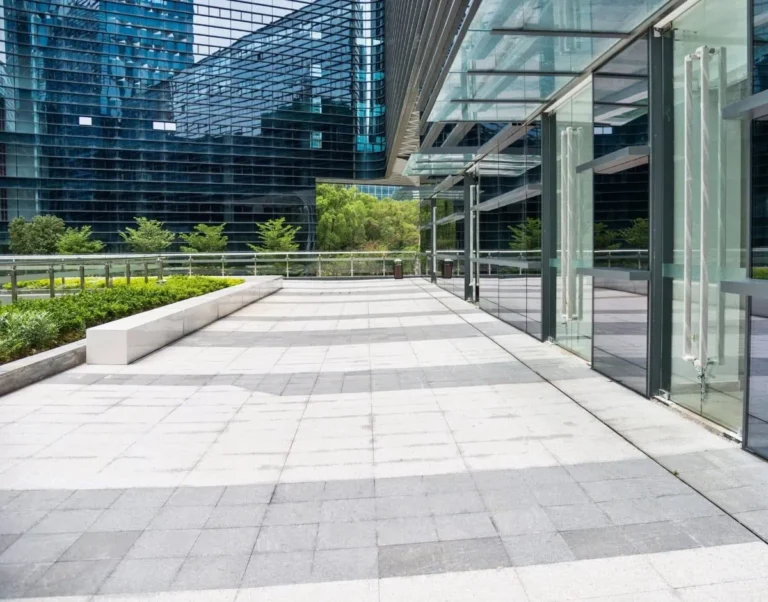 พื้นที่ภายนอกอาคารสำนักงาน สื่อถึงการป้องกันและควบคุมแมลงบินในบริเวณโดยรอบอาคาร