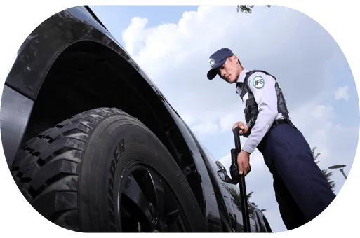 เจ้าหน้าที่รักษาความปลอดภัย IFS กำลังตรวจสอบใต้ท้องรถด้วยอุปกรณ์ตรวจค้น เพื่อคัดกรองความเสี่ยงและเพิ่มความปลอดภัยก่อนอนุญาตให้รถเข้า-ออกพื้นที่