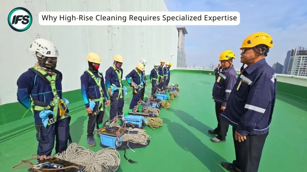 กลุ่มพนักงานเตรียมความพร้อมในการให้บริการทำความสะอาดที่สูง ของกลุ่มบริษัท ไอเอฟเอส