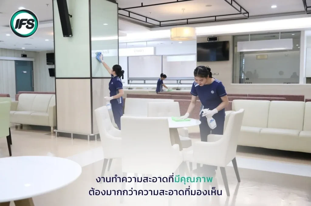 ทีมพนักงานทำความสะอาดมืออาชีพกำลังเช็ดโต๊ะ เก้าอี้ และกระจกภายในพื้นที่โรงพยาบาล สะท้อนมาตรฐานความสะอาดและความใส่ใจในทุกขั้นตอน