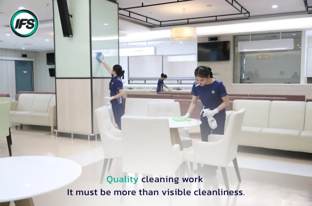 ทีมพนักงานทำความสะอาดมืออาชีพกำลังเช็ดโต๊ะ เก้าอี้ และกระจกภายในพื้นที่โรงพยาบาล สะท้อนมาตรฐานความสะอาดและความใส่ใจในทุกขั้นตอน