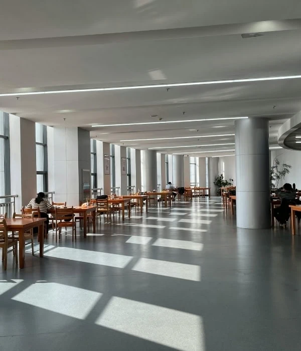 พื้นที่ภายในอาคารที่สะอาด เป็นระเบียบ สื่อถึงบริการป้องกันและกำจัดแมลงบินในสถานประกอบการ