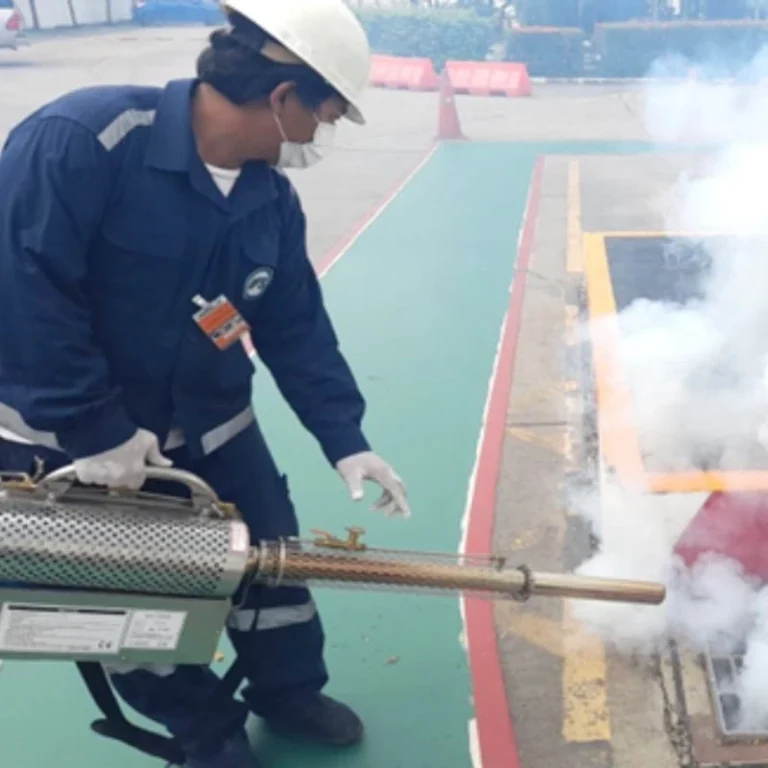 เจ้าหน้าที่กำลังพ่นหมอกควันกำจัดยุงในพื้นที่ เพื่อควบคุมและลดแหล่งเพาะพันธุ์ยุงอย่างมีประสิทธิภาพ