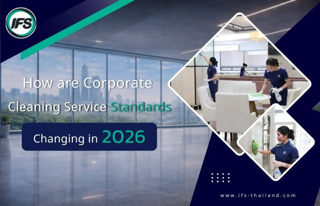 ทีมพนักงานทำความสะอาดกำลังปฏิบัติงานในสำนักงาน พร้อมข้อความเกี่ยวกับมาตรฐานใหม่ของบริการทำความสะอาดองค์กรในปี 2026 - จากบริการทำความสะอาดของกลุ่มบริษัท ไอเอฟเอส ฟาซิลิตี้เซอร์วิสเซส จำกัด