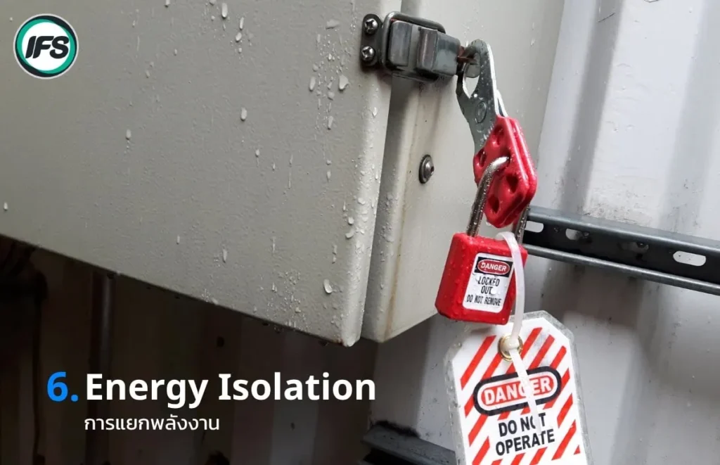 ภาพอุปกรณ์ล็อกเอาต์แท็กเอาต์ (Lockout Tagout) ติดกับเครื่องจักร พร้อมป้ายเตือน “Danger Do Not Operate” แสดงถึงการแยกพลังงานเพื่อความปลอดภัยในการทำงาน 