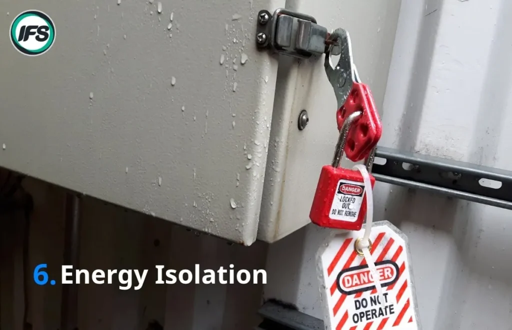 อุปกรณ์ล็อกกุญแจพร้อมป้ายเตือน “ห้ามใช้งาน” ติดอยู่กับตู้ควบคุมไฟฟ้า สื่อถึงมาตรการตัดแยกพลังงาน (Lockout/Tagout) เพื่อความปลอดภัยในการทำงาน - ภาพประกอบบทความ 10 กฎความปลอดภัยของกลุ่มบริษัท ไอเอฟเอส ฟาซิลิตี้ จำกัด