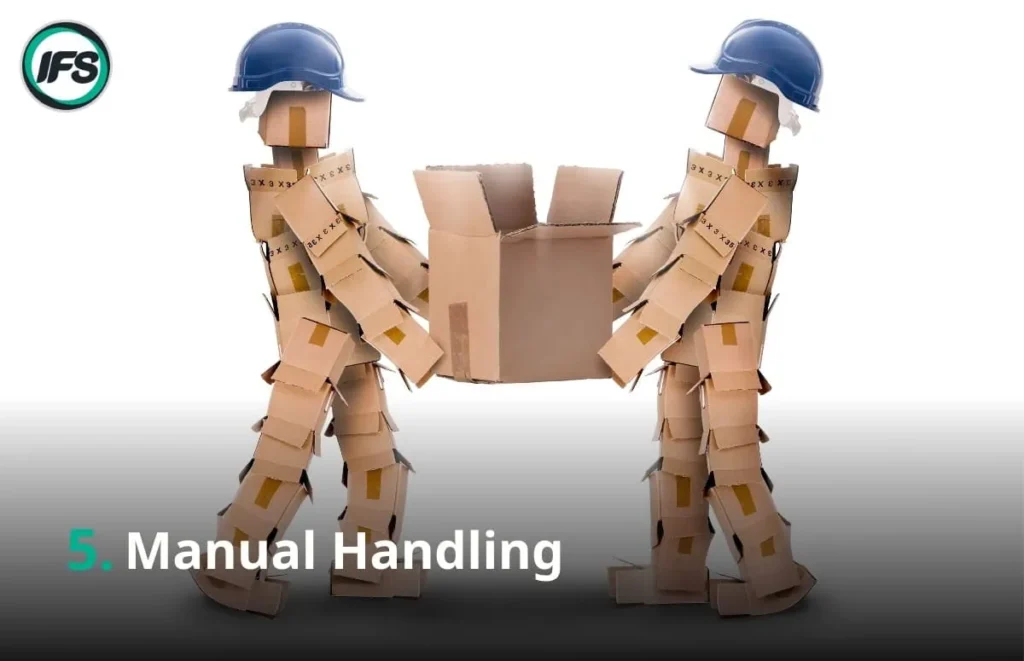 รูปตัวการ์ตูนทำท่ากำลังช่วยกันยกของ เป็นภาพประกอบหัวข้อบทความ ความปลอดภัยในการยกของ - ภาพประกอบบทความ 10 กฎความปลอดภัยของกลุ่มบริษัท ไอเอฟเอส ฟาซิลิตี้ จำกัด