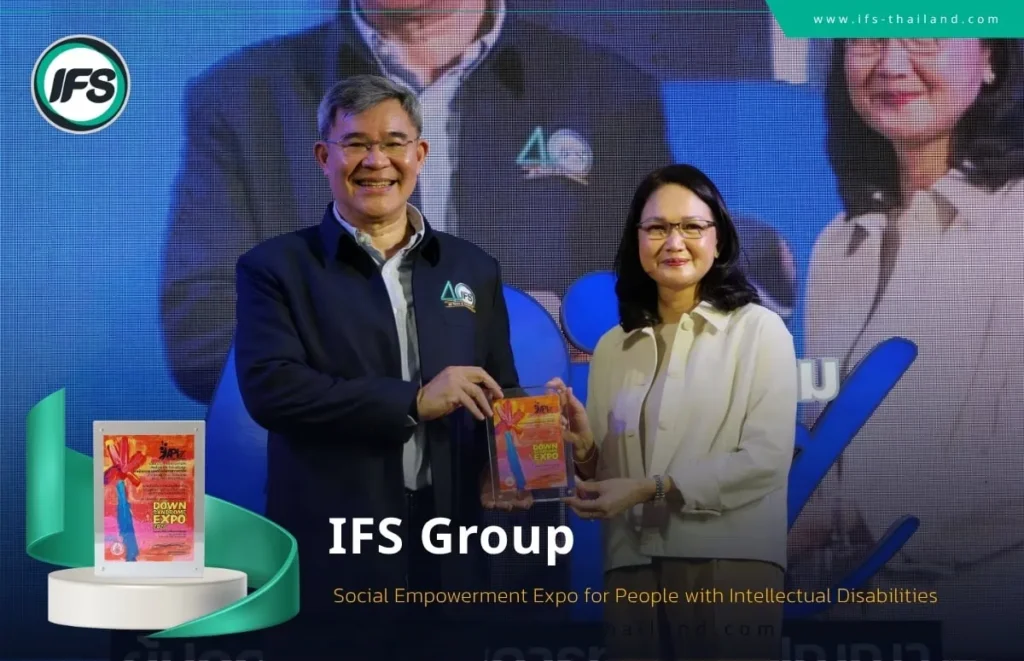 ผู้แทนจากกลุ่มบริษัท ไอเอฟเอส คุณสรรพเพ็ชญ์ พจสัณห์ (CEO) สรรร่วมมอบของที่ระลึกบนเวที ภายในกิจกรรมสร้างโอกาสทางอาชีพสำหรับบุคคลผู้มีภาวะดาวน์ซินโดรม