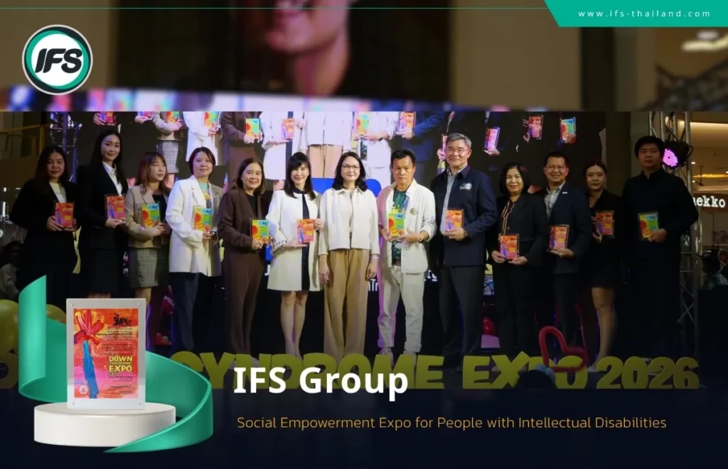 ผู้แทนจากกลุ่มบริษัทไอเอฟเอส คุณสรรพเพ็ชญ์ พจสัณห์ (CEO) ร่วมมอบของที่ระลึกบนเวที ภายในกิจกรรมสร้างโอกาสทางอาชีพสำหรับบุคคลผู้มีภาวะดาวน์ซินโดรม