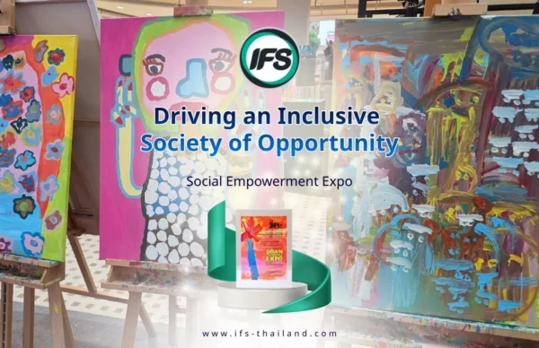 ifs-thailand-social-impact-art-exhibition.-en ภาพผลงานศิลปะหลากสีจัดแสดงบนขาตั้งภายในงานของ IFS Thailand พร้อมข้อความเกี่ยวกับมหกรรมพลังสังคมเพื่อคนพิการทางสติปัญญา