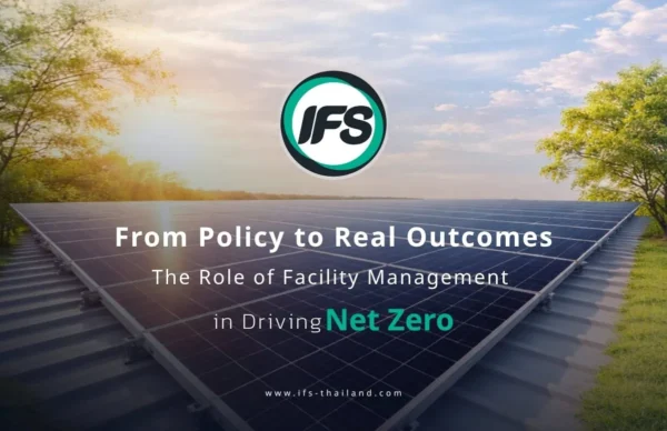 แผงโซลาร์เซลล์ติดตั้งบนหลังคาอาคารช่วงพระอาทิตย์ขึ้น สื่อถึงการบริหารจัดการอาคารเพื่อมุ่งสู่เป้าหมาย Net Zero ของกลุ่มบริษัท ไอเอฟเอส