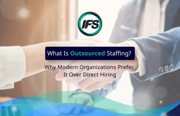 ภาพการจับมือทางธุรกิจ พร้อมโลโก้ IFS Thailand สื่อถึงบริการจัดหาพนักงาน Outsource สำหรับองค์กร