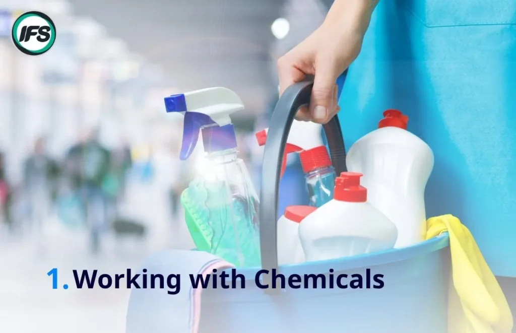 อุปกรณ์ทำความสะอาดและขวดสารเคมีในถัง พร้อมการใช้งานอย่างระมัดระวัง สื่อถึงการทำงานกับสารเคมีอย่างปลอดภัยในสถานที่ทำงาน- ภาพประกอบบทความ 10 กฎความปลอดภัยของกลุ่มบริษัท ไอเอฟเอส ฟาซิลิตี้ จำกัด