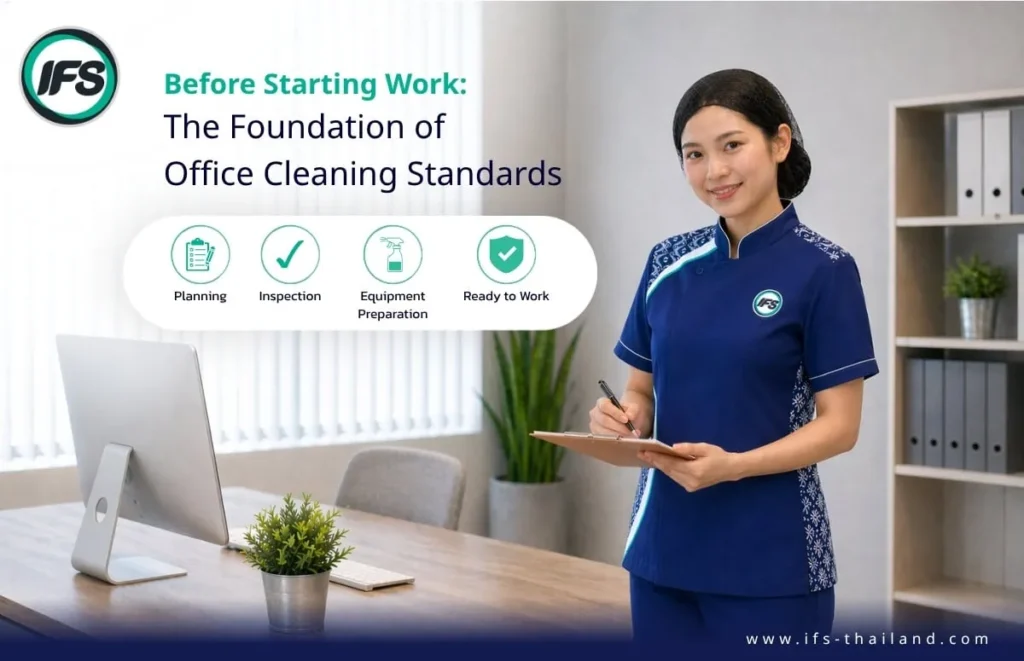 พนักงานทำความสะอาดมืออาชีพถือคลิปบอร์ดตรวจสอบความพร้อมก่อนเริ่มงานภายในสำนักงาน เช่น วางแผน ตรวจสอบ และเตรียมอุปกรณ์ให้ได้มาตรฐาน ภาพประกอบบทความพนักงานทำความสะอาดมืออาชีพ ทำอะไรบ้างใน 1 วัน | มาตรฐานงานจาก ไอเอฟเอส - บริการทำความสะอาดจากกลุ่มบริษัท ไอเอฟเอส