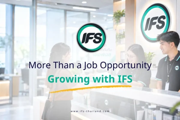 ifs-thailand-career-growth-opportunities.webp-en ภาพปกบทความมากกว่าโอกาสในการทำงาน คือการเติบโตไปกับไอเอฟเอส แสดงพนักงานกลุ่มบริษัท ไอเอฟเอส ให้การต้อนรับผู้มาติดต่อบริเวณเคาน์เตอร์สำนักงาน สื่อถึงโอกาสในการทำงาน การพัฒนาบุคลากร และการเติบโตในสายอาชีพกับองค์กร - บทความจากบริษัท ไอเอฟเอส ฟาซิลิตี้ เซอร์วิสเซส จำกัด (กลุ่มบริษัท ไอเอฟเอส)
